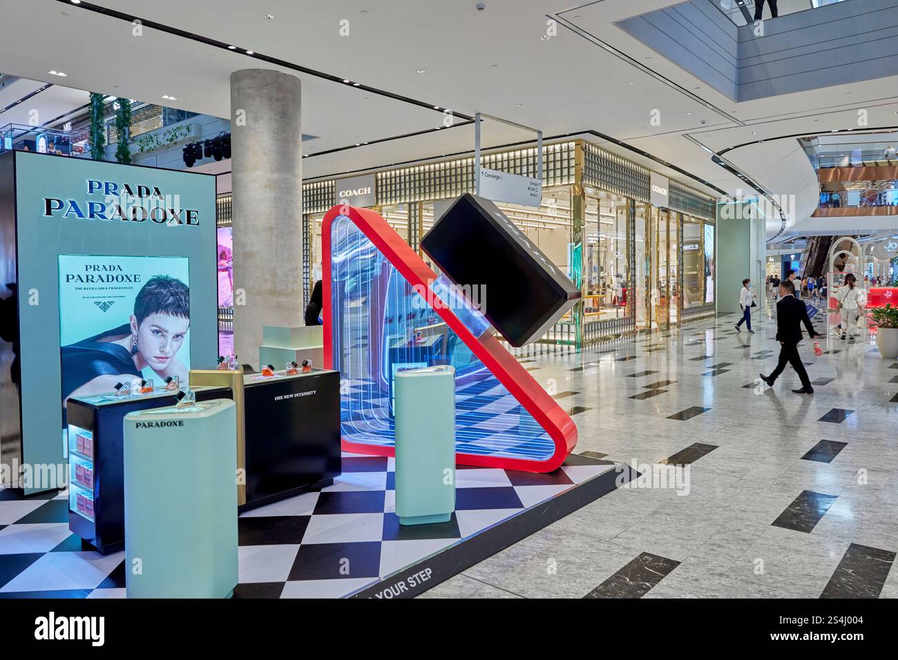 Il distributore di fragranze Prada Paradoxe si trova nel centro commerciale Exchange TRX. Kuala Lumpur, Malesia. Foto Stock