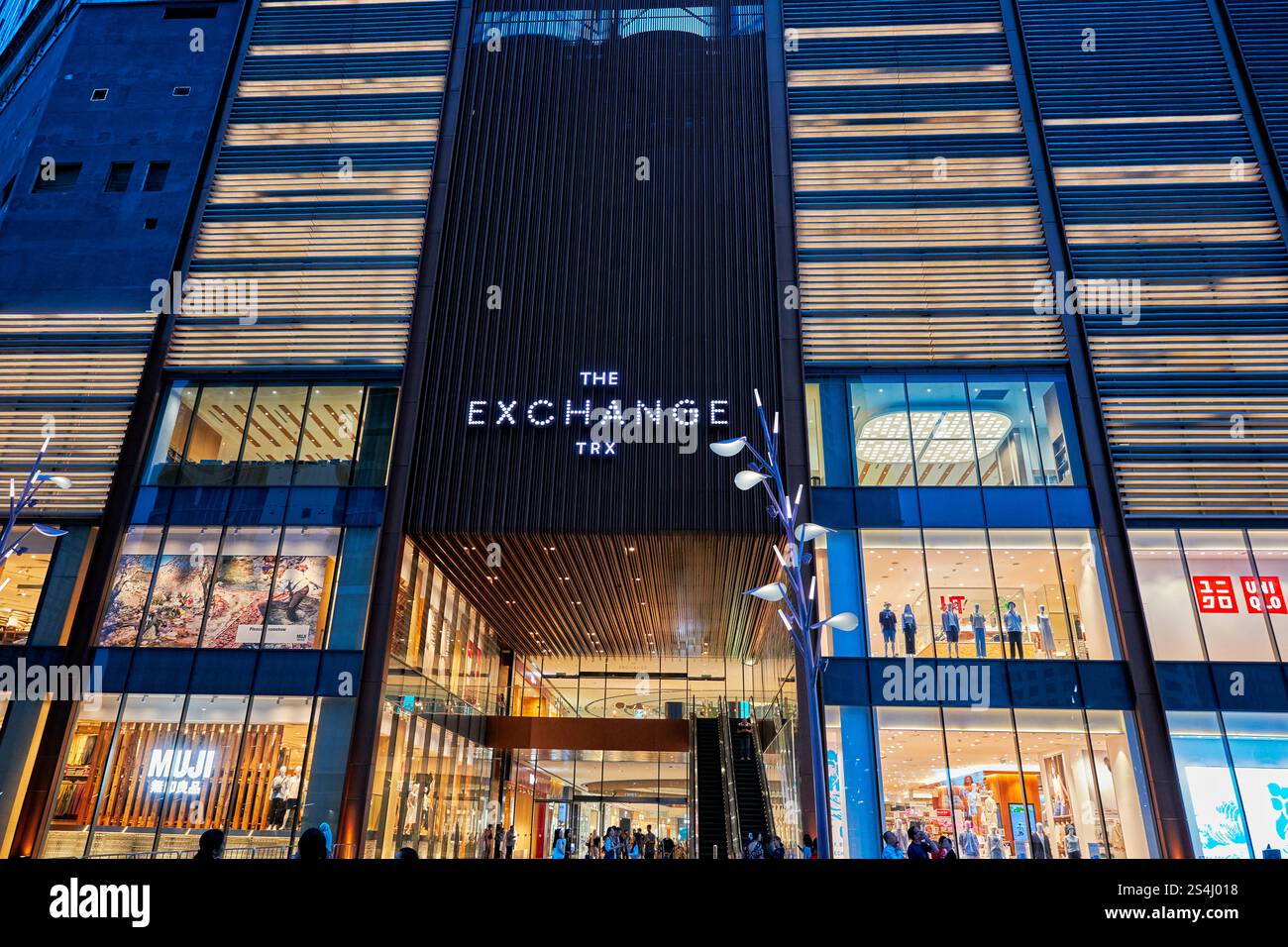 Illuminato di notte dalla facciata dell'Exchange TRX, un lussuoso centro commerciale nel quartiere di Tun Razak Exchange. Kuala Lumpur, Malesia. Foto Stock