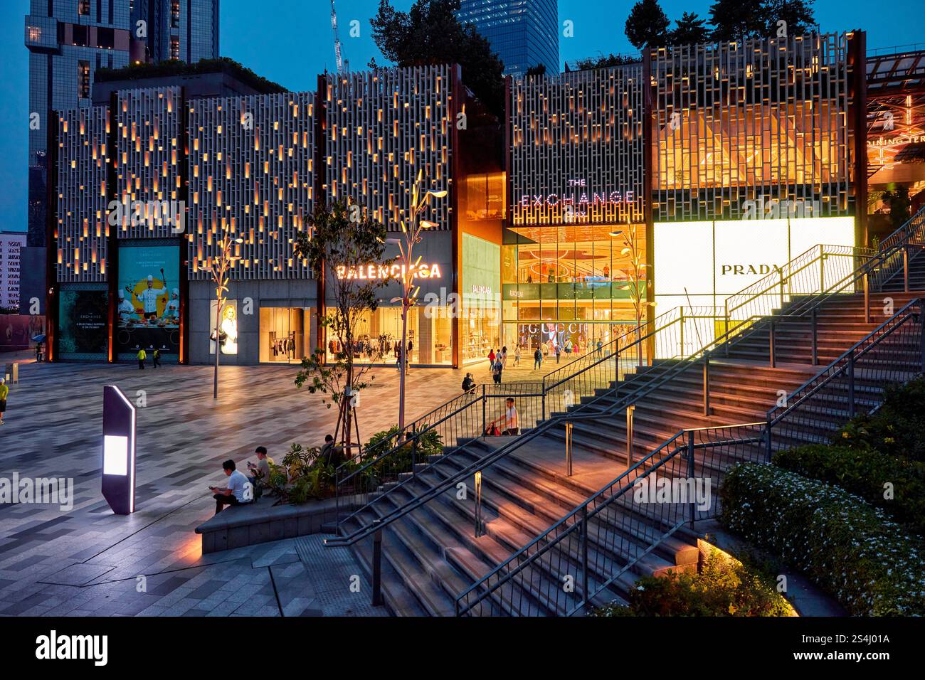 Vista esterna dell'illuminato Exchange TRX di notte, un lussuoso centro commerciale nel quartiere di Tun Razak Exchange. Kuala Lumpur, Malesia. Foto Stock