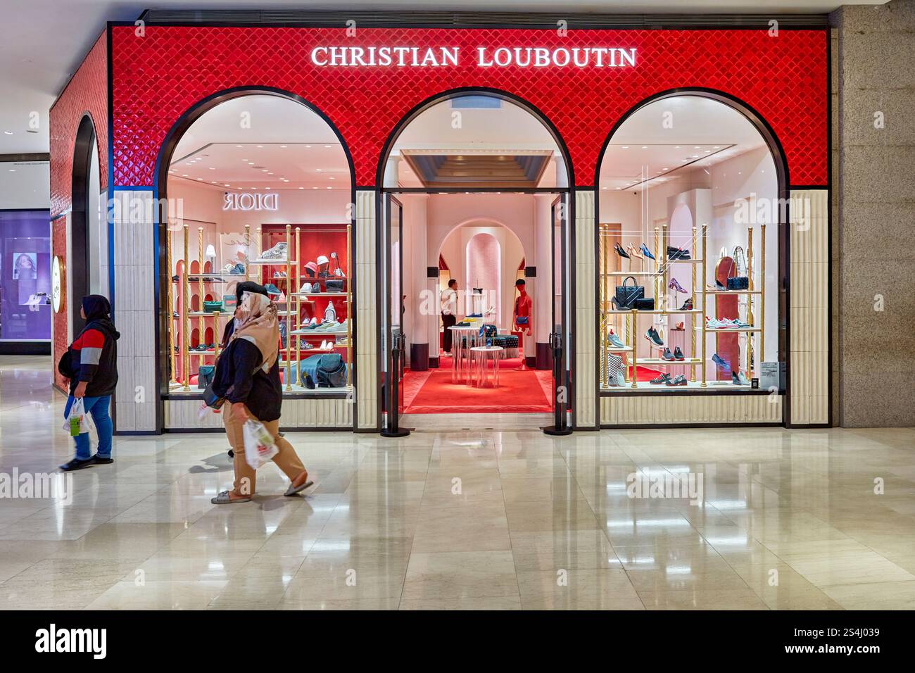 Il punto vendita del negozio Christian Louboutin nel Pavilion, un centro commerciale di lusso nel quartiere di Bukit Bintang. Kuala Lumpur, Malesia. Foto Stock Il punto vendita del negozio Christian Louboutin nel Pavilion, un centro commerciale di lusso nel quartiere di Bukit Bintang. Kuala Lumpur, Malesia. Foto Stock