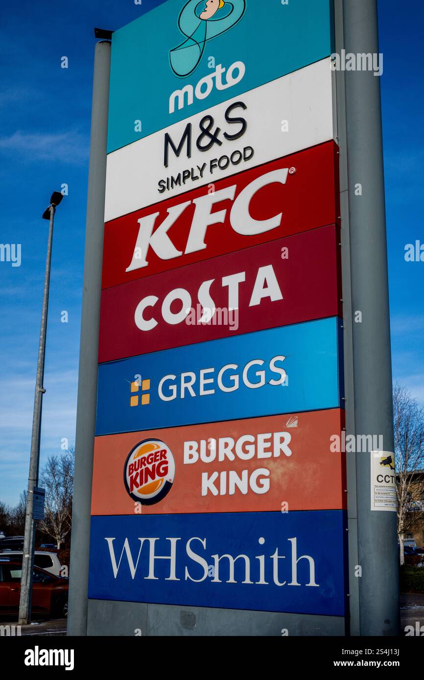 Cartello del rivenditore Moto Motorway Service Station. M&S Food, KFC, Costa, Greggs, Burger King, WHSmith. Foto Stock