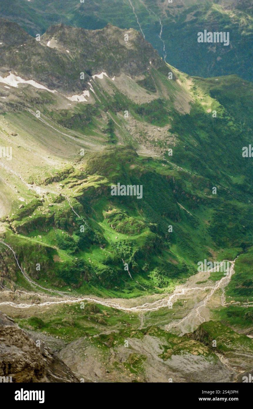 Dalle alture della montagna, la terra si dispiega sotto in un'esposizione mozzafiato di formazioni naturali Foto Stock