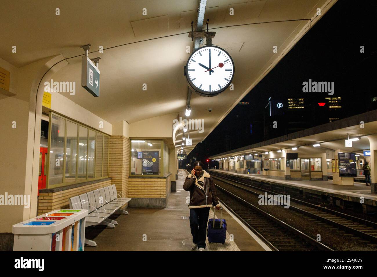 Bruxelles, Belgio. 12 gennaio 2025. Un orologio della stazione ferroviaria segna le 22:00, ora di inizio di uno sciopero di 24 ore della società ferroviaria belga NMBS-SNCB, HR Rail e Infrabel, domenica 12 gennaio 2025, a Bruxelles. Lo sciopero fa parte di una giornata nazionale d'azione per protestare contro le riforme pensionistiche pianificate nei negoziati del governo federale in corso. BELGA FOTO HATIM KAGHAT credito: Belga News Agency/Alamy Live News Foto Stock
