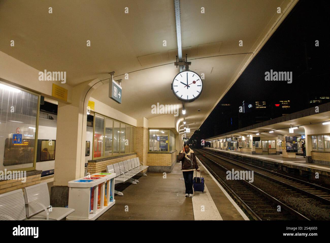 Bruxelles, Belgio. 12 gennaio 2025. Un orologio della stazione ferroviaria segna le 22:00, ora di inizio di uno sciopero di 24 ore della società ferroviaria belga NMBS-SNCB, HR Rail e Infrabel, domenica 12 gennaio 2025, a Bruxelles. Lo sciopero fa parte di una giornata nazionale d'azione per protestare contro le riforme pensionistiche pianificate nei negoziati del governo federale in corso. BELGA FOTO HATIM KAGHAT credito: Belga News Agency/Alamy Live News Foto Stock