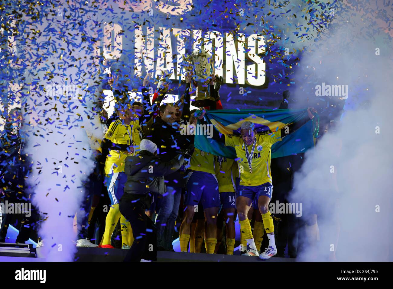 Torino, Italia. 12 gennaio 2025. Giocatori della squadra brasiliana che festeggiano durante la finale di Kings League 2025, partita di calcio tra Colombia e Brasile il 12 gennaio 2025 all'Allianz Stadium di Torino. Crediti: Nderim Kaceli/Alamy Live News Foto Stock