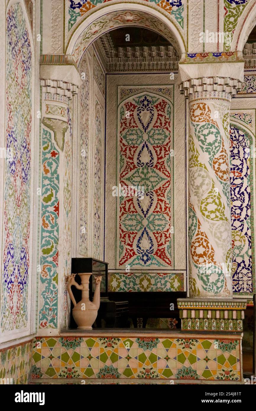 Museo regionale di Samarkand. Stile eclettico. Storia locale, arte, artigianato e tradizioni. approfondimenti sulle diverse influenze culturali della regione. Foto Stock