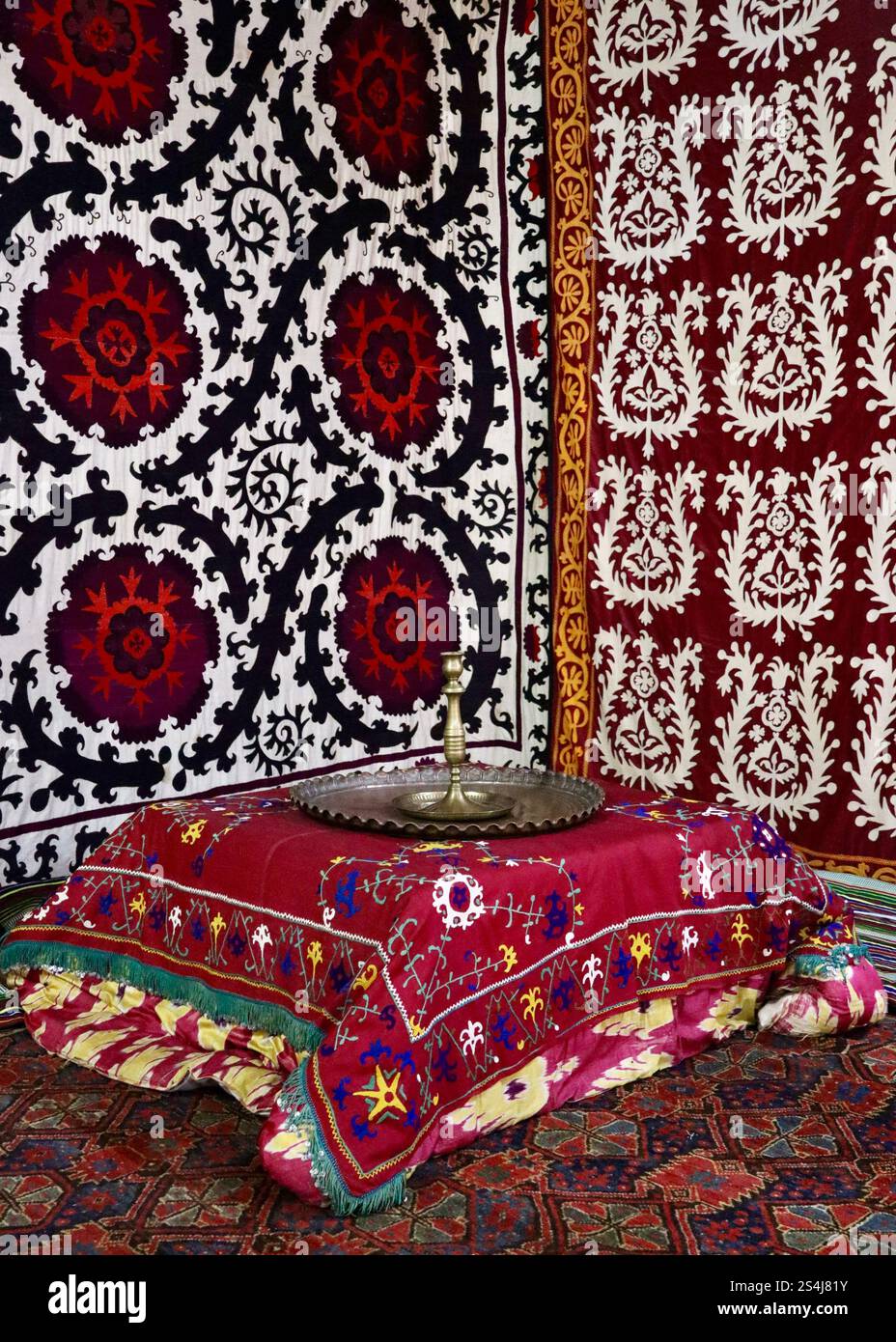 Il Museo regionale di Samarkand presenta Suzanis, mantenendo vivo il vibrante patrimonio culturale e artistico dei ricami dell'Asia centrale. Foto Stock