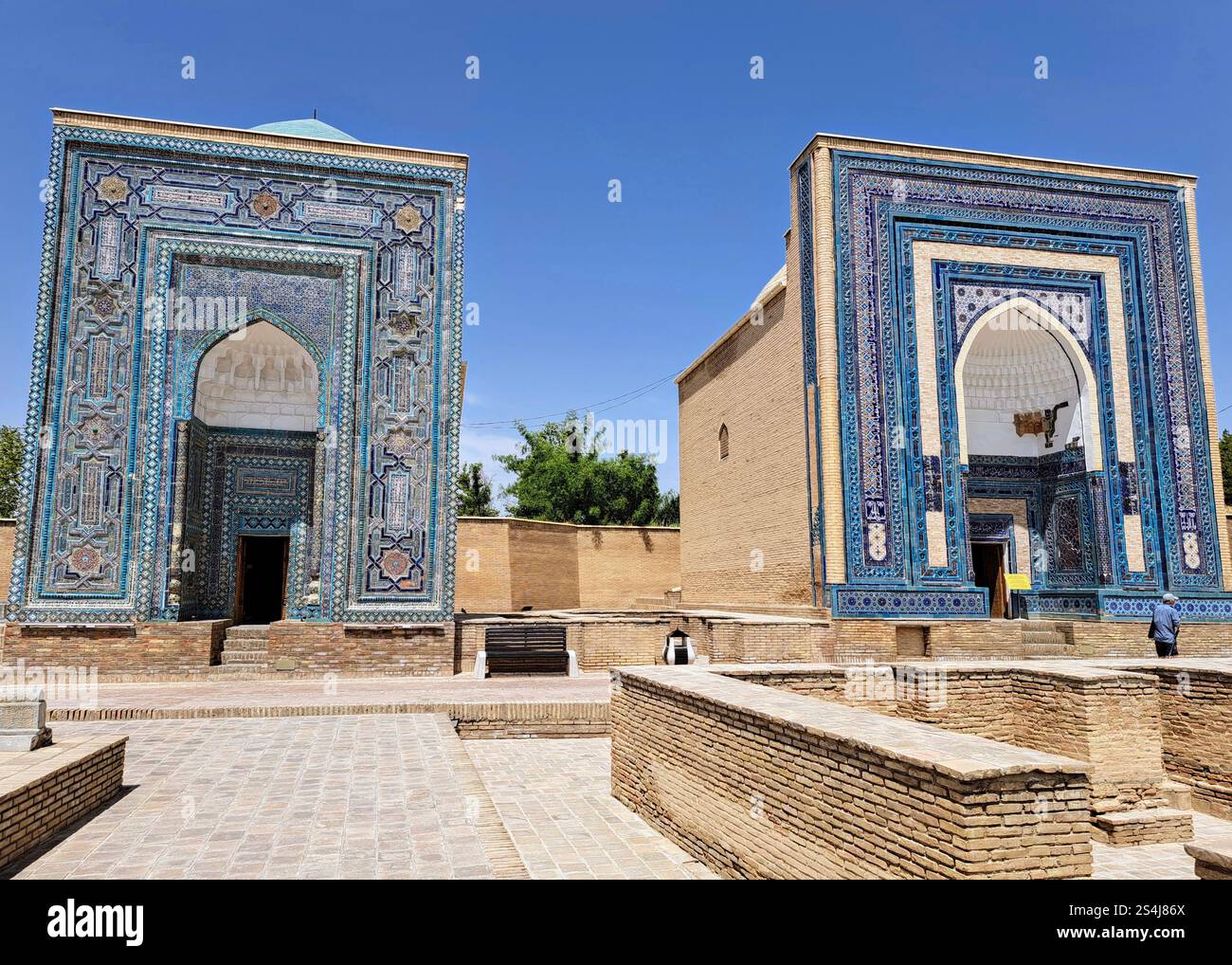Grandi mausolei storici di Amir-Zade e Shadi Mulk Aga, con piastrelle vivaci e calligrafia timuride a Shah-i-Zinda, patrimonio dell'umanità dell'UNESCO. Samarcanda Foto Stock