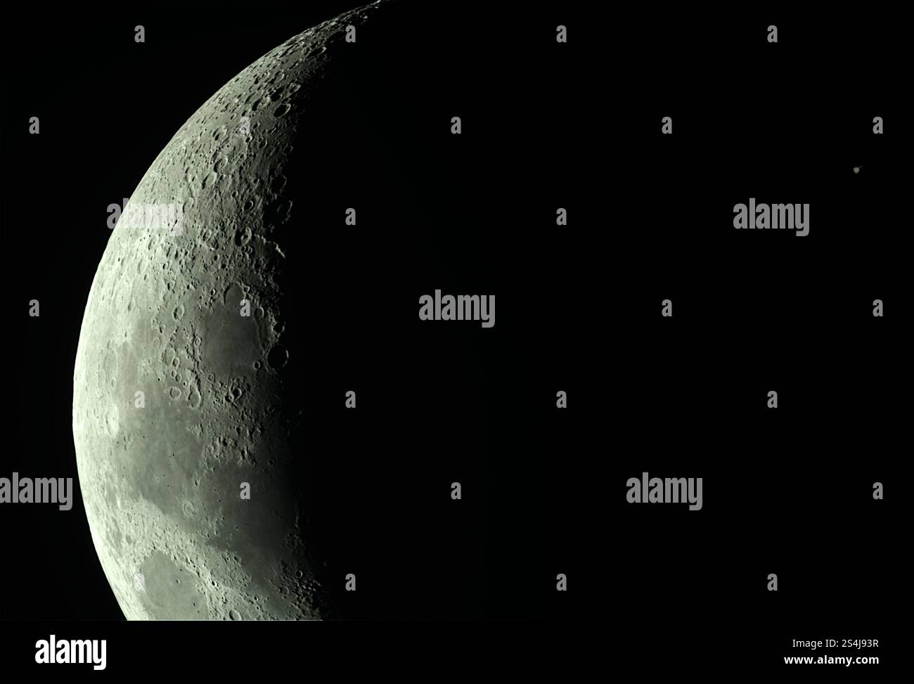 Occultazione del pianeta Saturno dalla Luna, 4 gennaio 2025. Superficie lunare dettagliata che mostra crateri e texture ad alto contrasto Foto Stock
