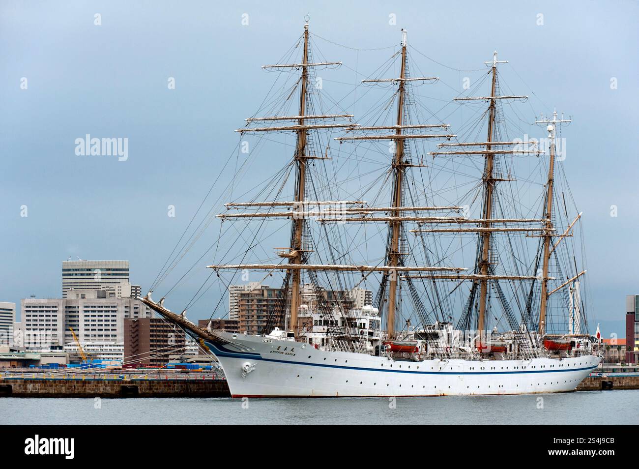 La nave da addestramento Nippon Maru quadrangolare ormeggiata sul lungomare del porto di Kobe a Hyogo, in Giappone. Foto Stock