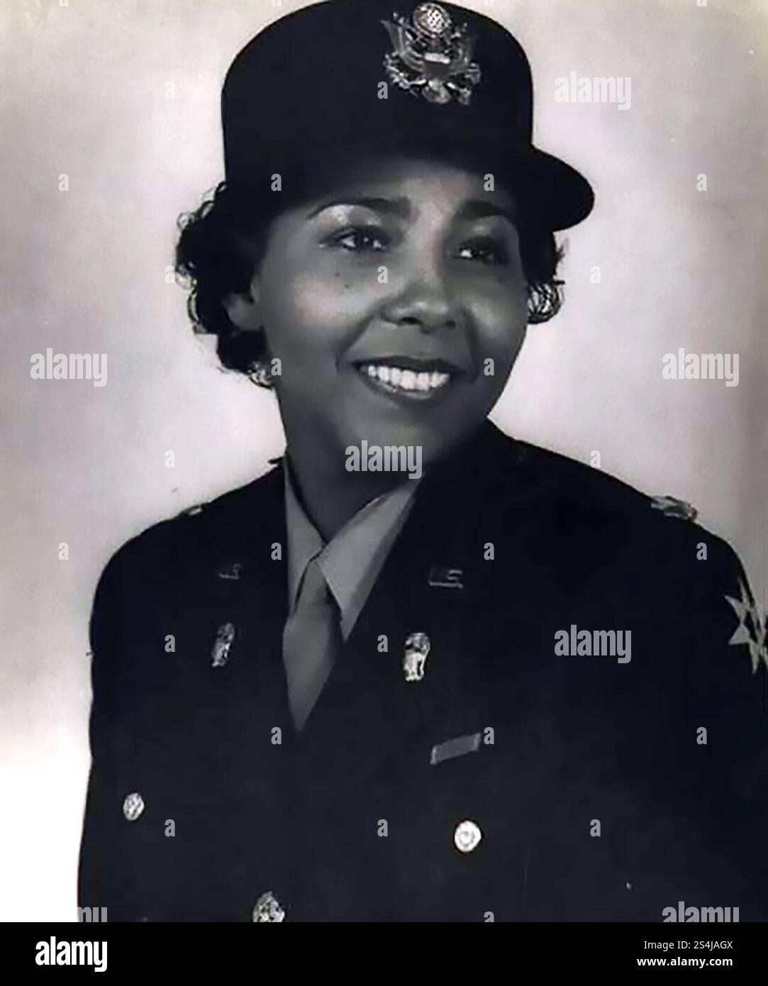 Charity Adams, Charity Adams Earley (1918 – 2002) ufficiale dell'esercito degli Stati Uniti. Fu la prima donna afroamericana a diventare ufficiale nel Women's Army Auxiliary Corps (in seguito WAC) e fu l'ufficiale comandante del 6888th Central Postal Directory Battalion durante la seconda guerra mondiale Foto Stock