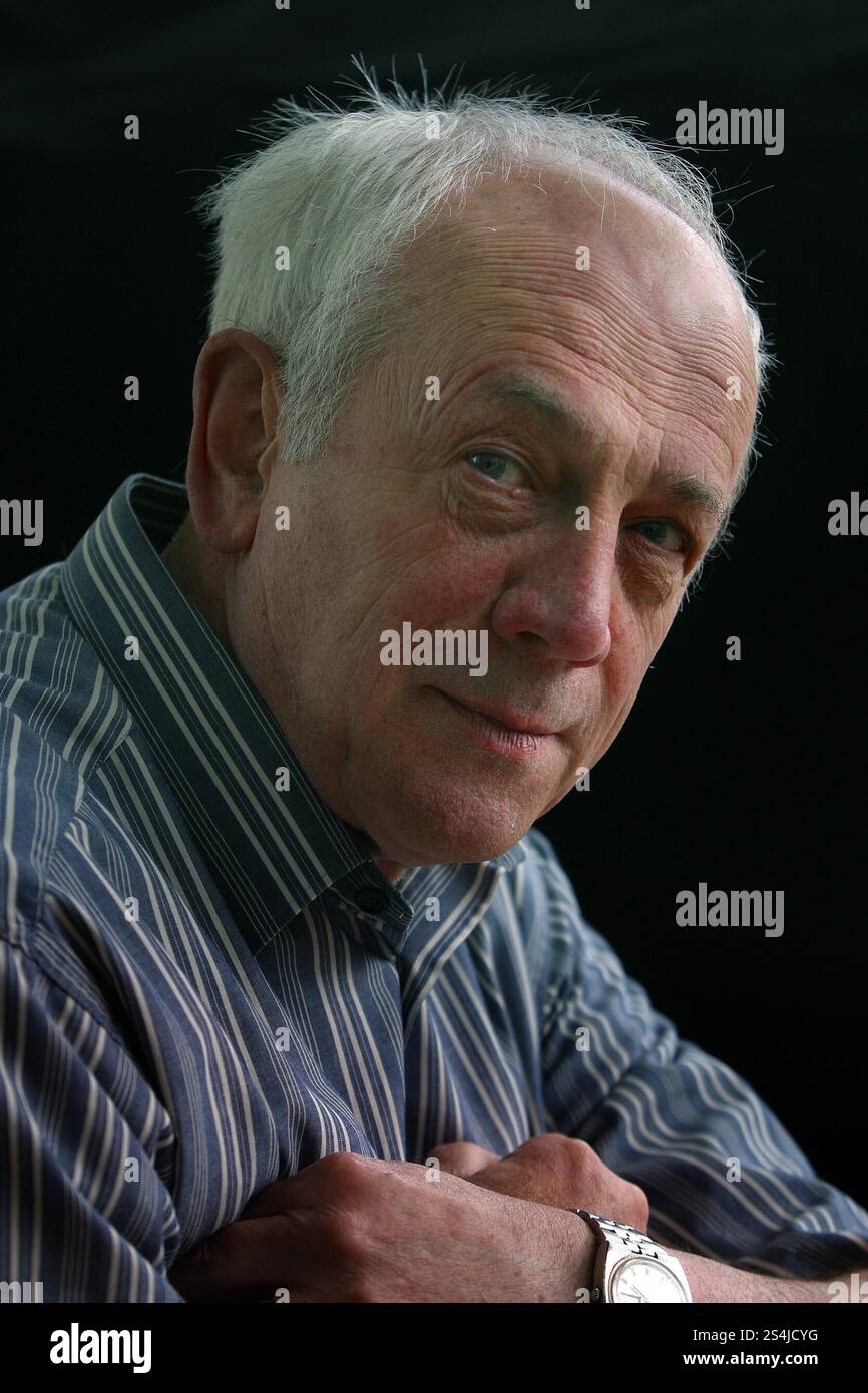 Il famoso autore di storie per i giovani, Alan Garner, fotografato all'Edinburgh International Book Festival, dove ha parlato del suo nuovo romanzo per adulti intitolato "Thursbitch". Il festival del libro faceva parte dell'Edinburgh International Festival, il più grande festival annuale d'arte del mondo. Foto Stock