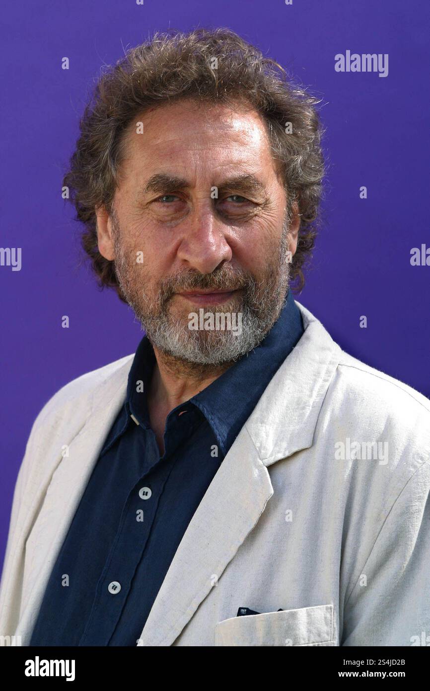 L'autore britannico Howard Jacobson, nella foto all'Edinburgh International Book Festival, dove ha parlato del suo nuovo romanzo umoristico intitolato "The Making of Henry". Il festival del libro faceva parte dell'Edinburgh International Festival, il più grande festival annuale d'arte del mondo. Foto Stock