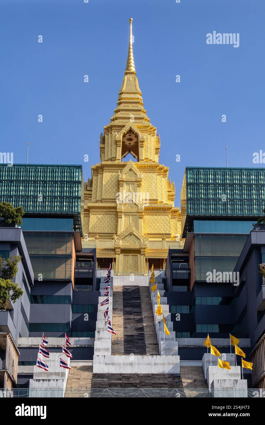 Il Chulamani Chedi dorato di Sappaya-Sapasathan, il Parlamento thailandese, fonde il design tradizionale tailandese con l'estetica moderna. Foto Stock