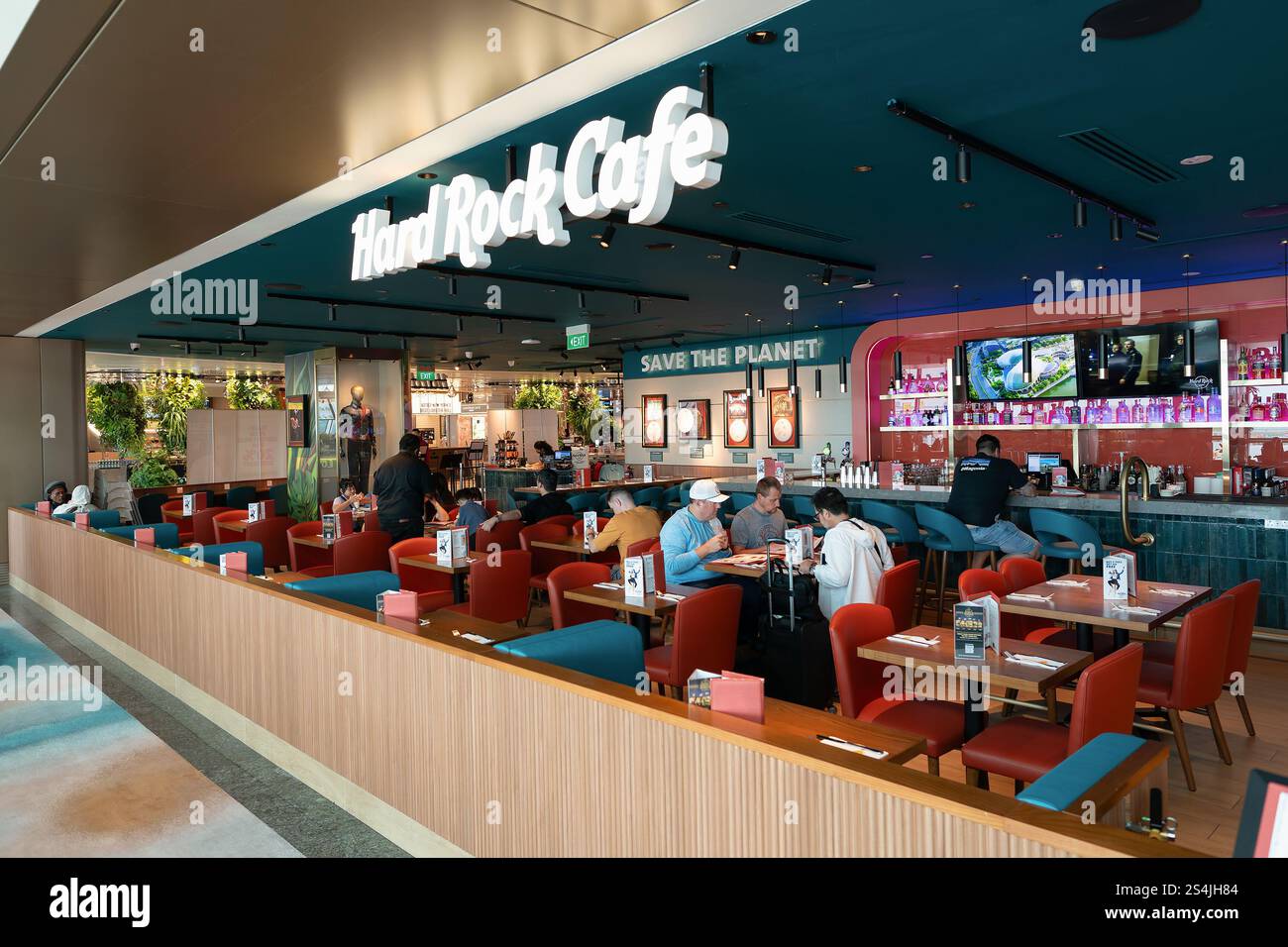 SINGAPORE - 25 AGOSTO 2024: Vista interna dell'Hard Rock Cafe nel Terminal 2 dell'Aeroporto Internazionale di Changi, con area salotto e caffe' Foto Stock