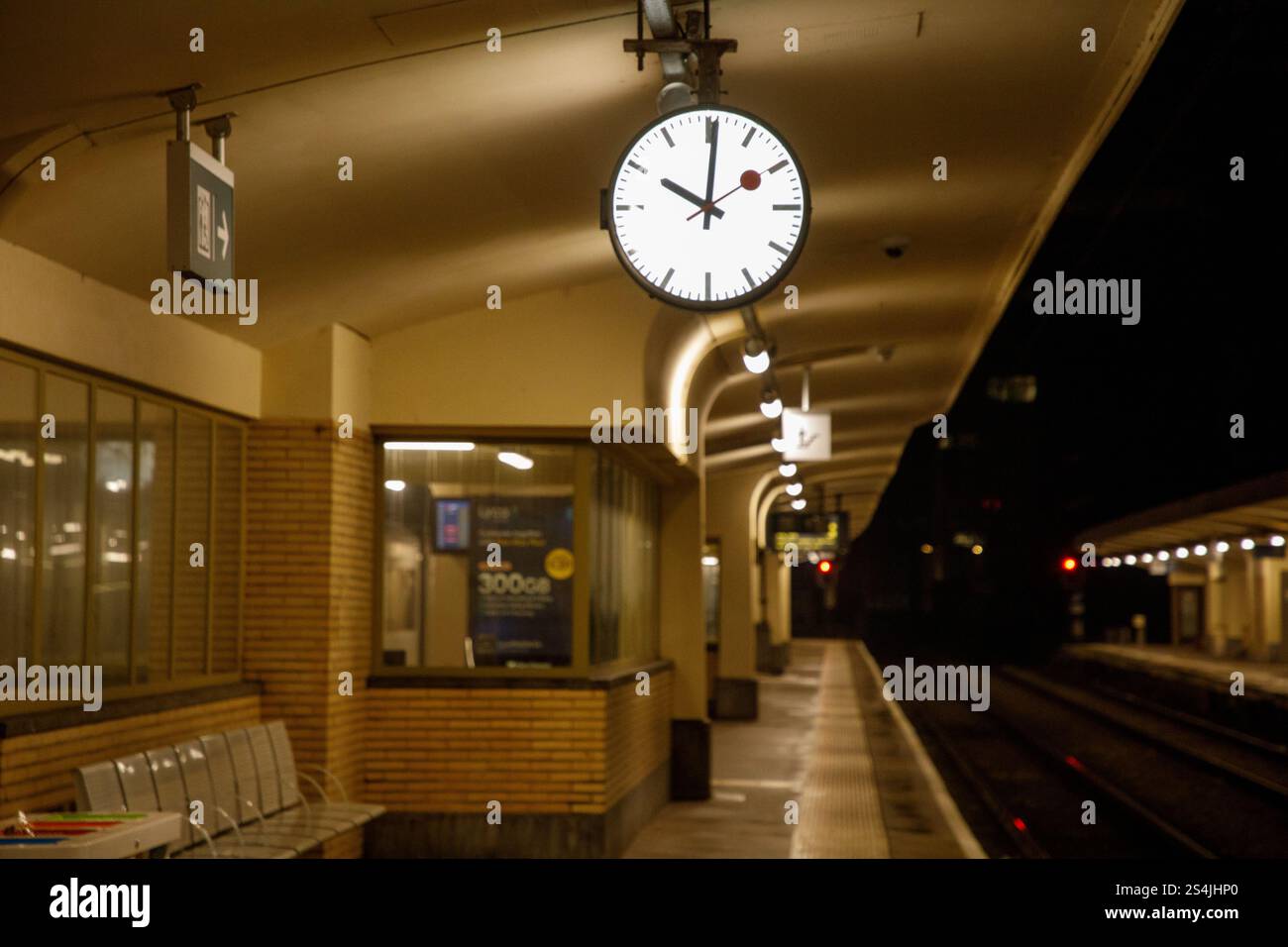 Bruxelles, Belgio. 12 gennaio 2025. Un orologio della stazione ferroviaria segna le 22:00, ora di inizio di uno sciopero di 24 ore della società ferroviaria belga NMBS-SNCB, HR Rail e Infrabel, domenica 12 gennaio 2025, a Bruxelles. Lo sciopero fa parte di una giornata nazionale d'azione per protestare contro le riforme pensionistiche pianificate nei negoziati del governo federale in corso. BELGA FOTO HATIM KAGHAT credito: Belga News Agency/Alamy Live News Foto Stock