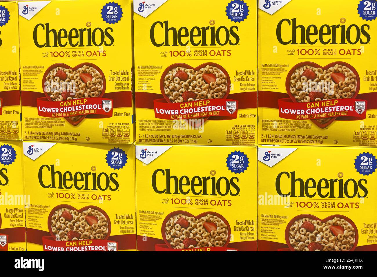 Victorville, CALIFORNIA, USA - 3 gennaio 2025: Grandi scatole di cereali da colazione Cheerios in un supermercato. - Immagine stock catturata con smartphone