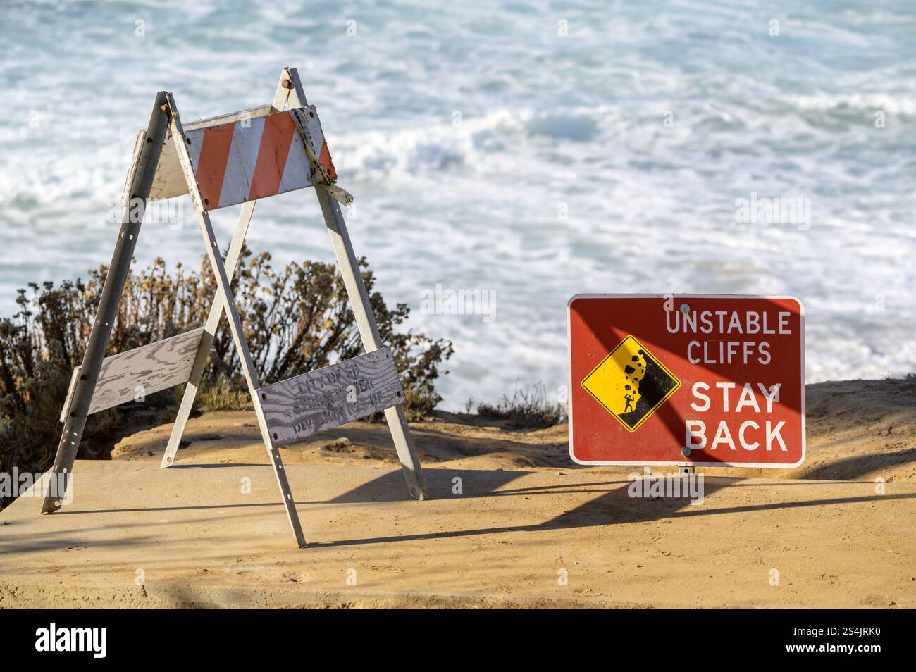 Cartello segnaletico delle scogliere instabili che si affaccia sull'oceano a la Jolla, California. Foto Stock
