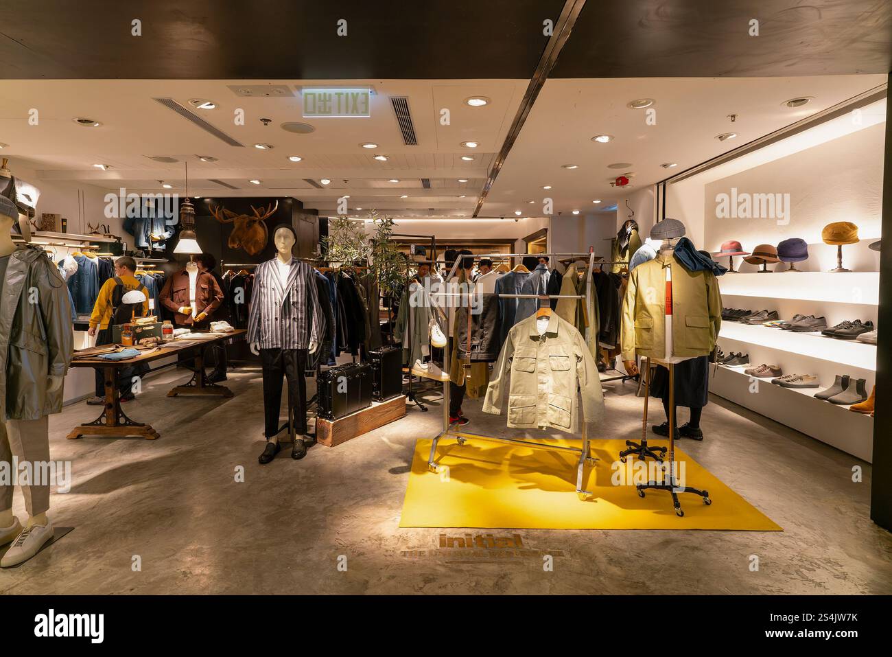Hong Kong, Cina - 02 febbraio 2019: Vari capi di abbigliamento esposti all'interno di un primo negozio di Hong Kong. Foto Stock