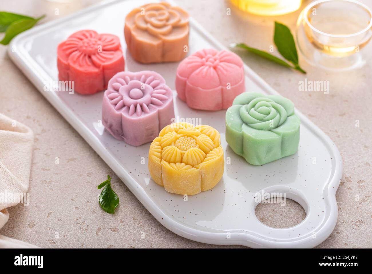 Torte lunari tradizionali cinesi con pelle di neve per festival di metà autunno con frutta, taro e pasta matcha Foto Stock