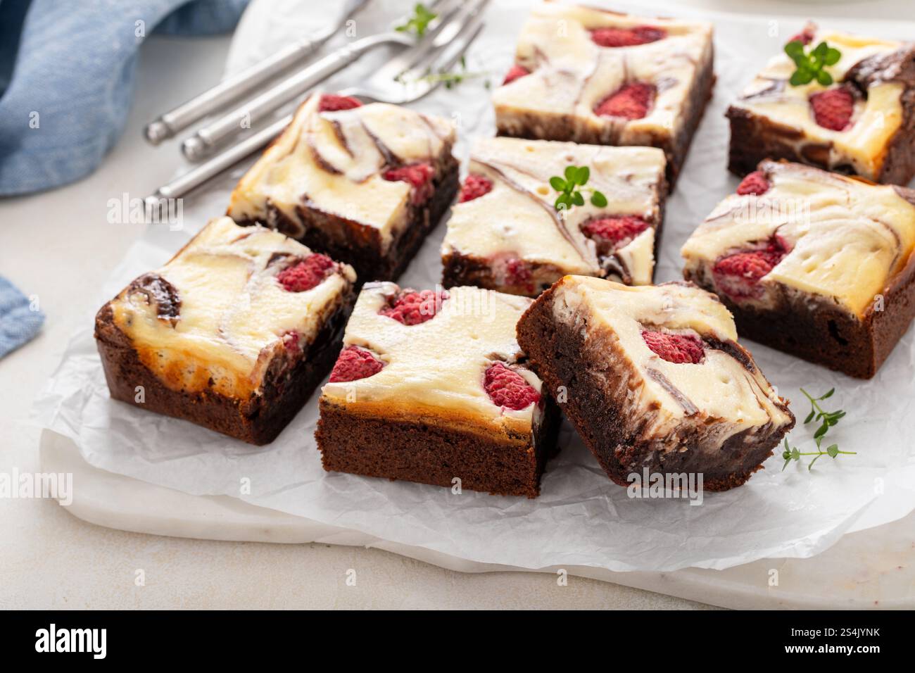I brownie Cheesecake con lampone e formaggio cremoso girano su un piatto Foto Stock
