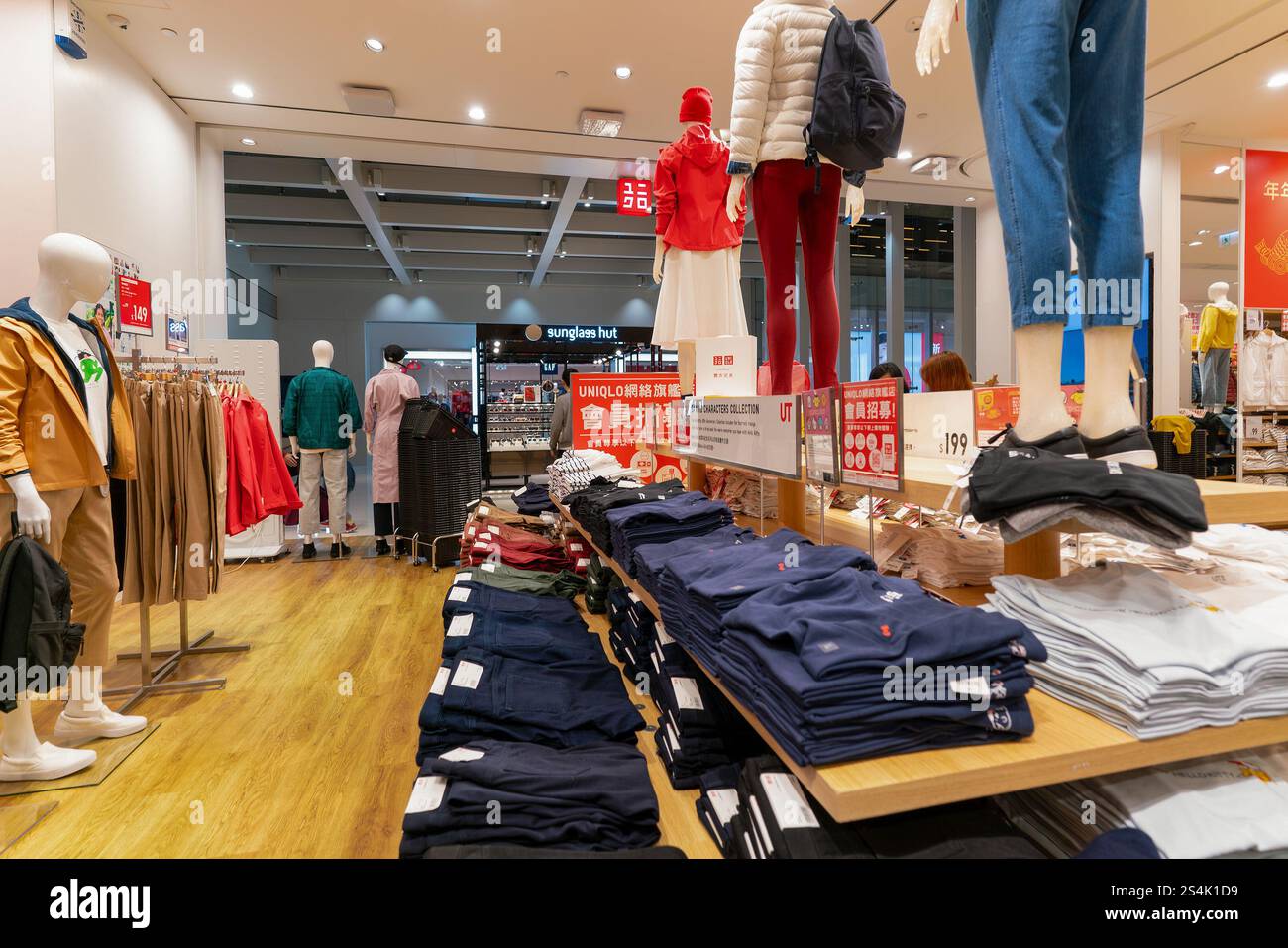 Hong Kong, Cina - 02 febbraio 2019: Vari capi di abbigliamento esposti all'interno di un negozio uni Qlo di Hong Kong. UNI Qlo è un designer di abbigliamento casual giapponese Foto Stock