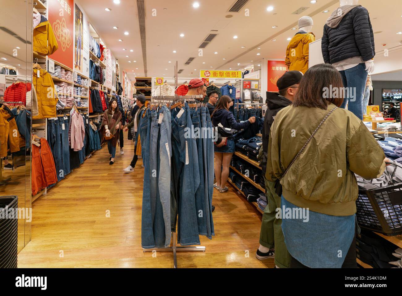 Hong Kong, Cina - 02 febbraio 2019: Vari capi di abbigliamento esposti all'interno di un negozio uni Qlo di Hong Kong. UNI Qlo è un designer di abbigliamento casual giapponese Foto Stock