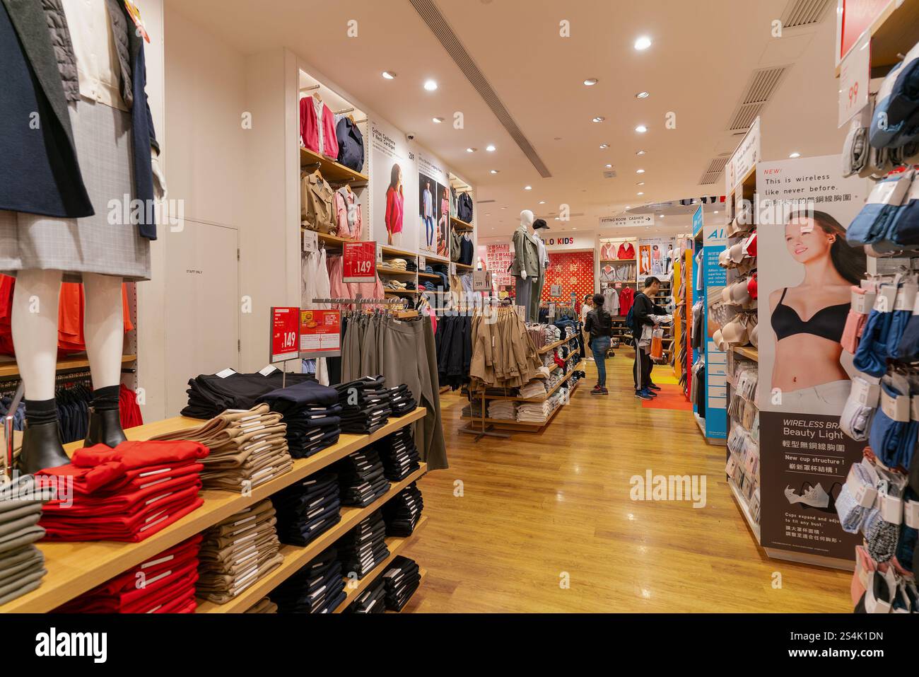 Hong Kong, Cina - 02 febbraio 2019: Vari capi di abbigliamento esposti all'interno di un negozio uni Qlo di Hong Kong. UNI Qlo è un designer di abbigliamento casual giapponese Foto Stock