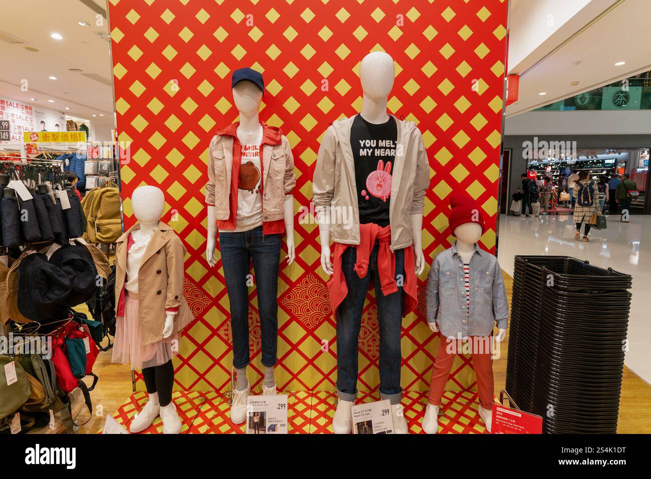 Hong Kong, Cina - 2 febbraio 2019: Manichini vestiti esposti all'interno di un negozio uni Qlo di Hong Kong. UNI Qlo è un designer di abbigliamento casual giapponese Foto Stock