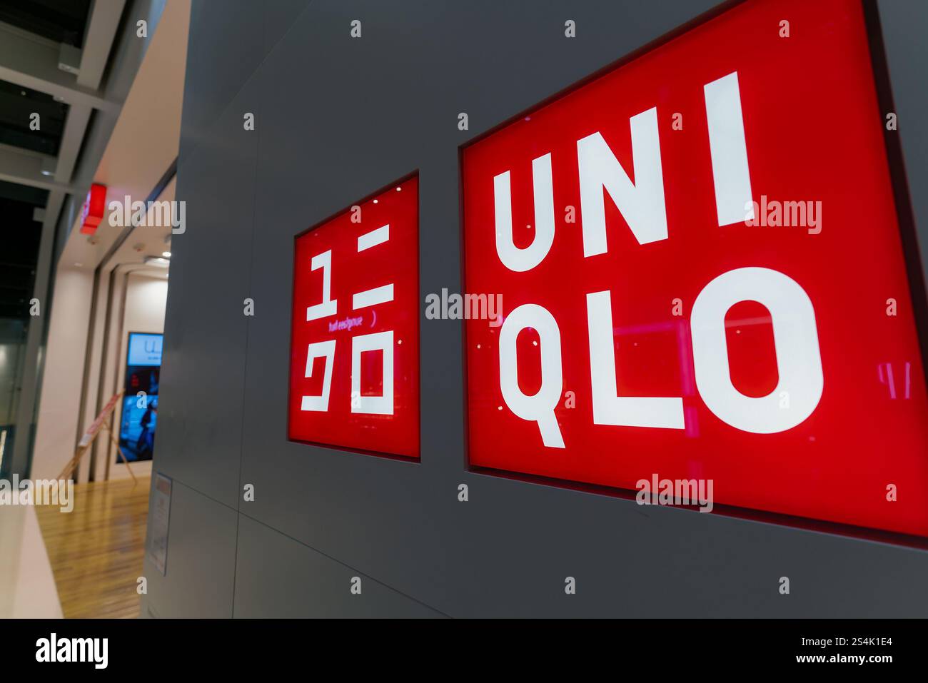 Hong Kong, Cina - 2 febbraio 2019: Primo piano del cartello uni Qlo visto in un centro commerciale di Hong Kong. UNI Qlo è un abbigliamento casual giapponese Foto Stock