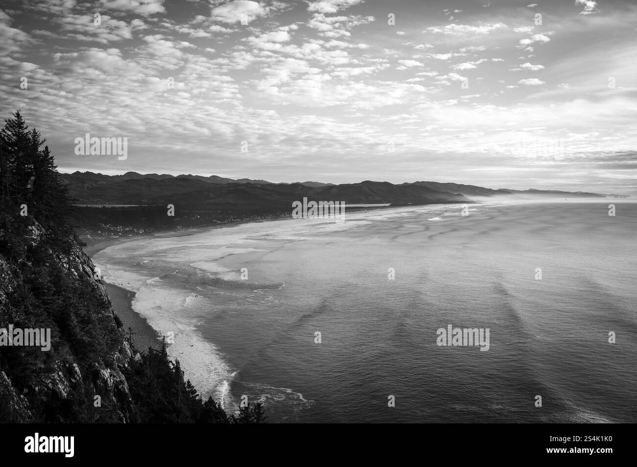 Una vista dell'Oceano Pacifico dal punto panoramico di Neahkahnie lungo la Pacific Coast Highway, l'autostrada 101 a sud di Cannon Beach, Oregon, lungo l'Oregon Foto Stock Una vista dell'Oceano Pacifico dal punto panoramico di Neahkahnie lungo la Pacific Coast Highway, l'autostrada 101 a sud di Cannon Beach, Oregon, lungo l'Oregon Foto Stock