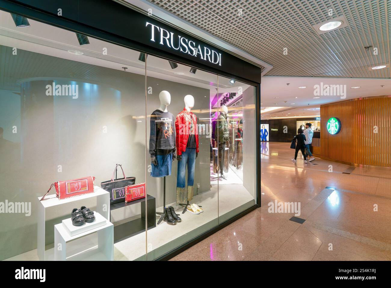 Hong Kong, Cina - 2 febbraio 2019: I mennequins vestiti sono esposti in un negozio Trussardi di Hong Kong. Trussardi è una casa di moda italiana. Foto Stock