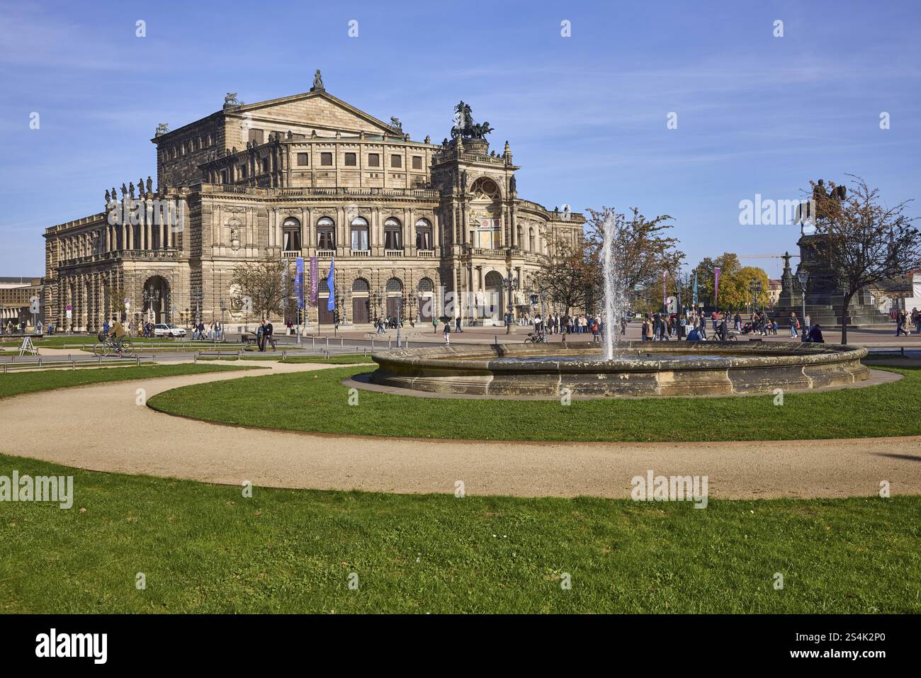 Semperoper, Teatro dell'Opera di Dresda, stile architettonico neo-rinascimentale, giardini con prato e fontana, Piazza del Teatro, Dresda, stat Foto Stock