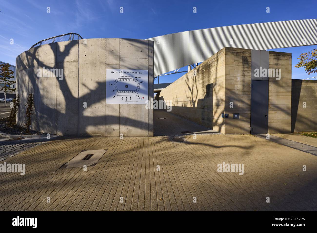 Heinz-Steyer-Stadion, stadio, ingresso laterale, tabellone, edificio in cemento, cielo azzurro senza nuvole, Weisseritzstrasse, Dresda, capitale dello stato, io Foto Stock
