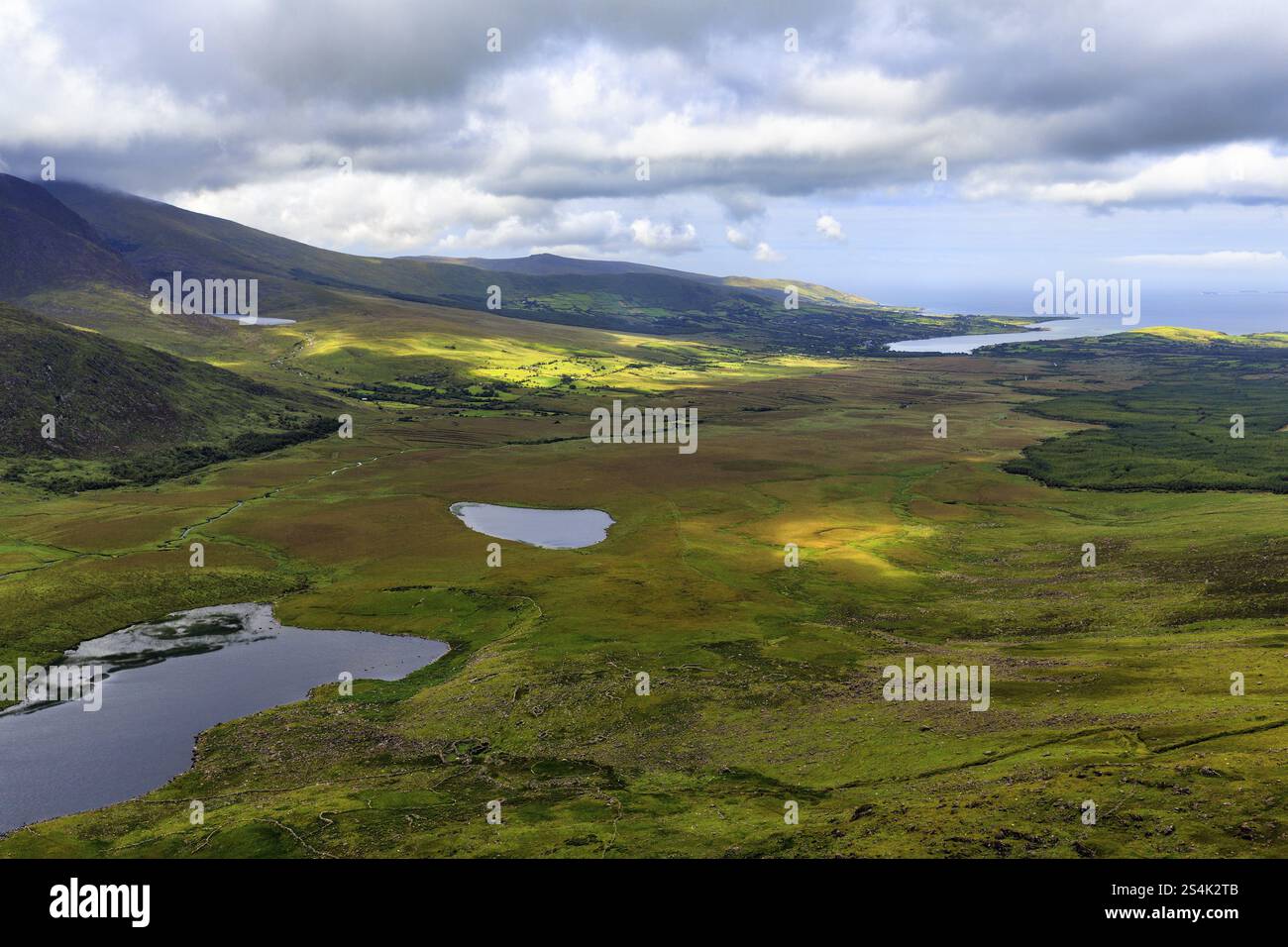 Vista da Connor Pass, anche Conor Pass, a Brandon Bay, costa, penisola di Dingle, contea di Kerry, Wild Atlantic Way, Irlanda, Europa Foto Stock