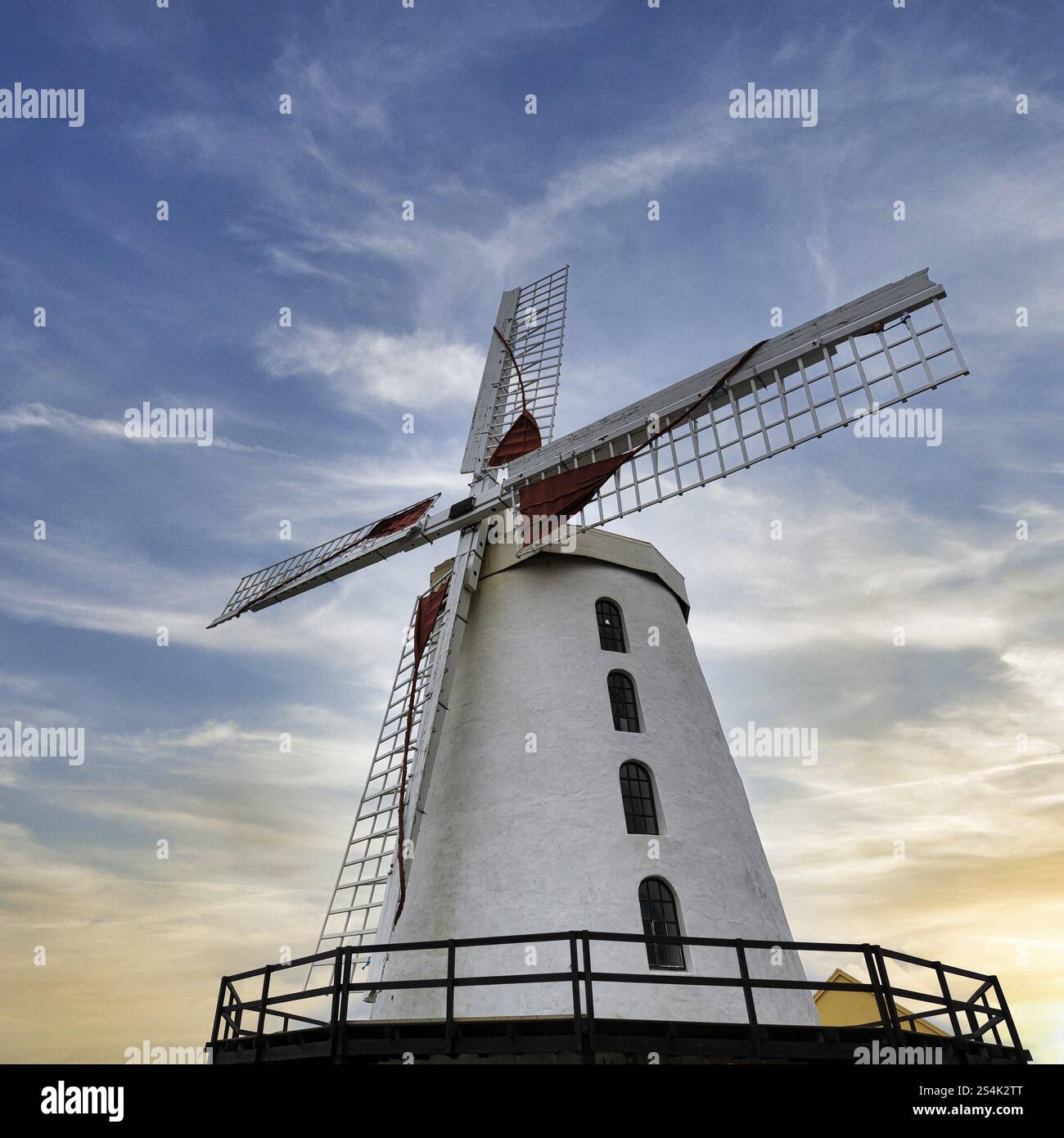Mulino a vento restaurato e gestito commercialmente, mulino a vento a torre, cielo serale, Blennerville, Tralee, Contea di Kerry, Wild Atlantic Way, Irlanda, Europa Foto Stock