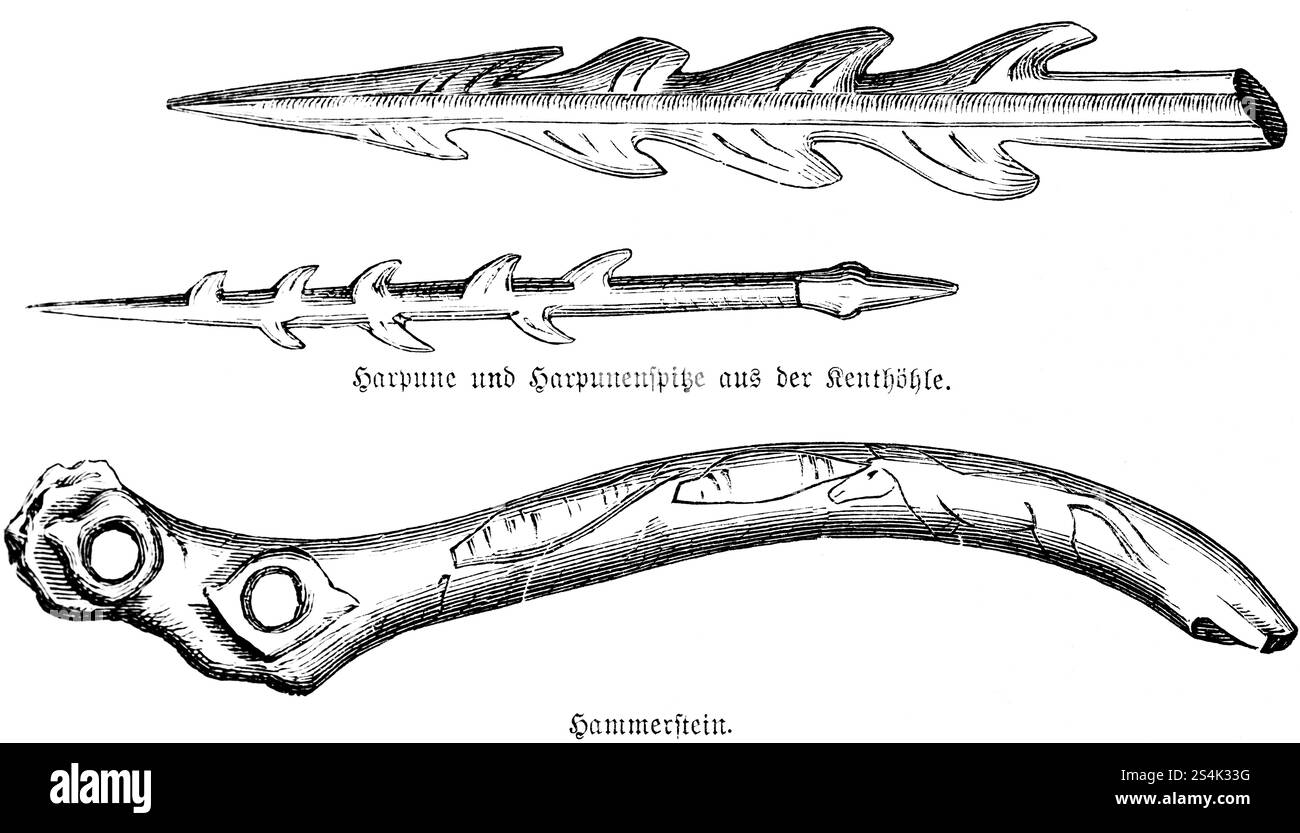 Oggetti della preistorica Kent's Cavern, delle Kent Caves di Torquay, della contea di Devon, due arpioni sparsi e un martello con due occhielli e decorazioni Foto Stock