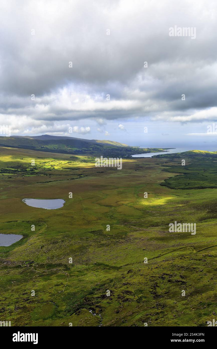 Vista da Connor Pass, anche Conor Pass, a Brandon Bay, costa, penisola di Dingle, contea di Kerry, Wild Atlantic Way, Irlanda, Europa Foto Stock
