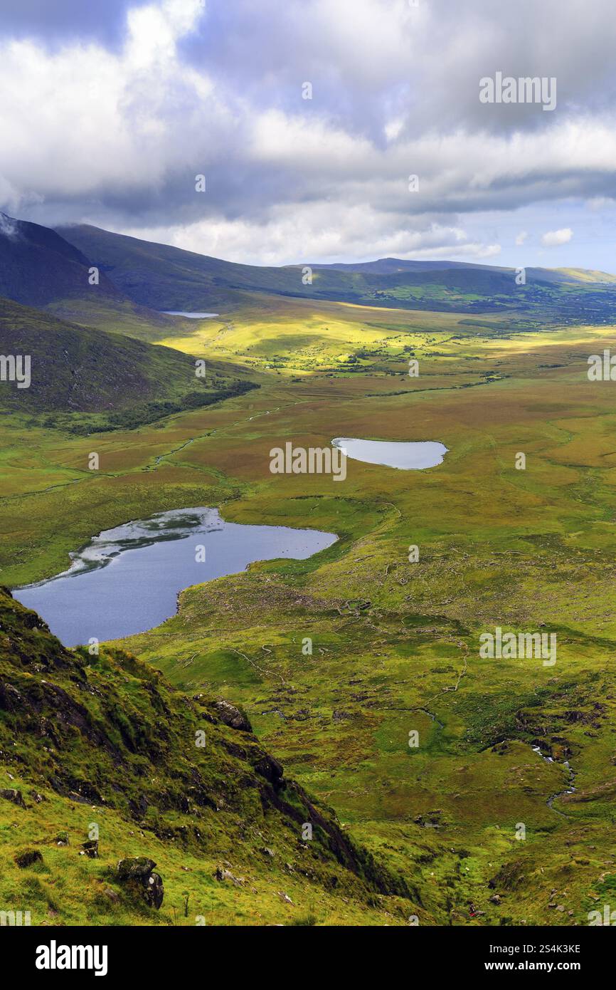 Vista da Connor Pass, anche Conor Pass, Dingle Peninsula, County Kerry, Wild Atlantic Way, Irlanda, Europa Foto Stock