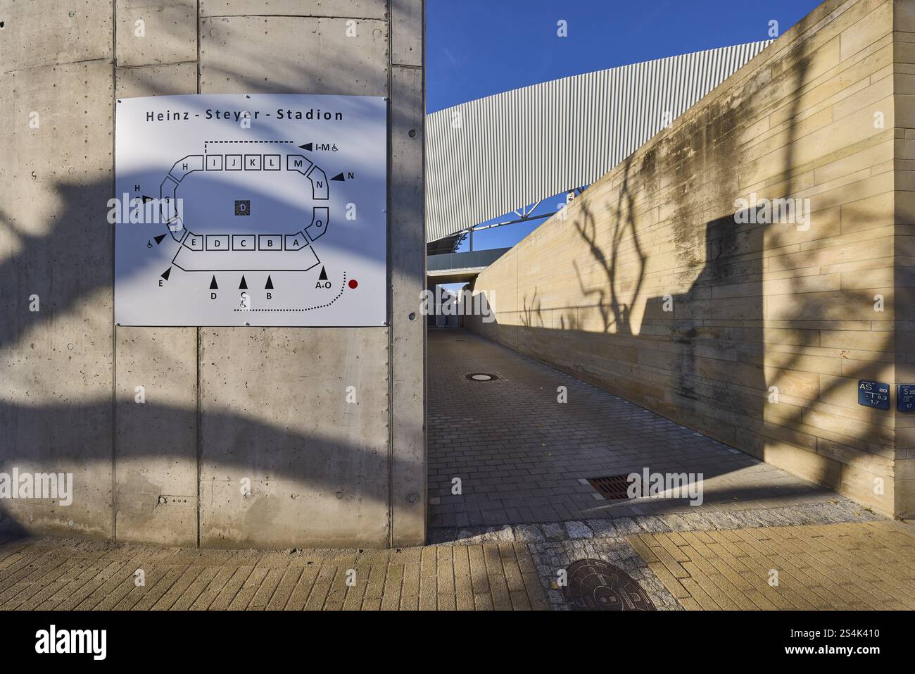 Heinz-Steyer-Stadion, stadio, ingresso laterale, tabellone, edificio in cemento, cielo azzurro senza nuvole, Weisseritzstrasse, Dresda, capitale dello stato, io Foto Stock