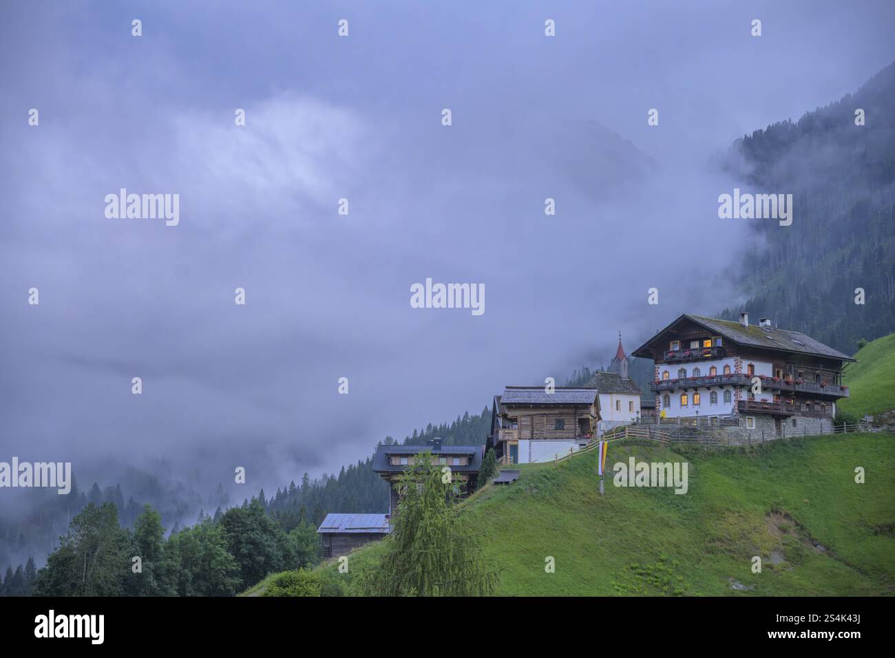 Atmosfera appetitosa in un vecchio casale e piccola cappella, Obergail, Lesachtal, Carinzia, Austria, Europa Foto Stock