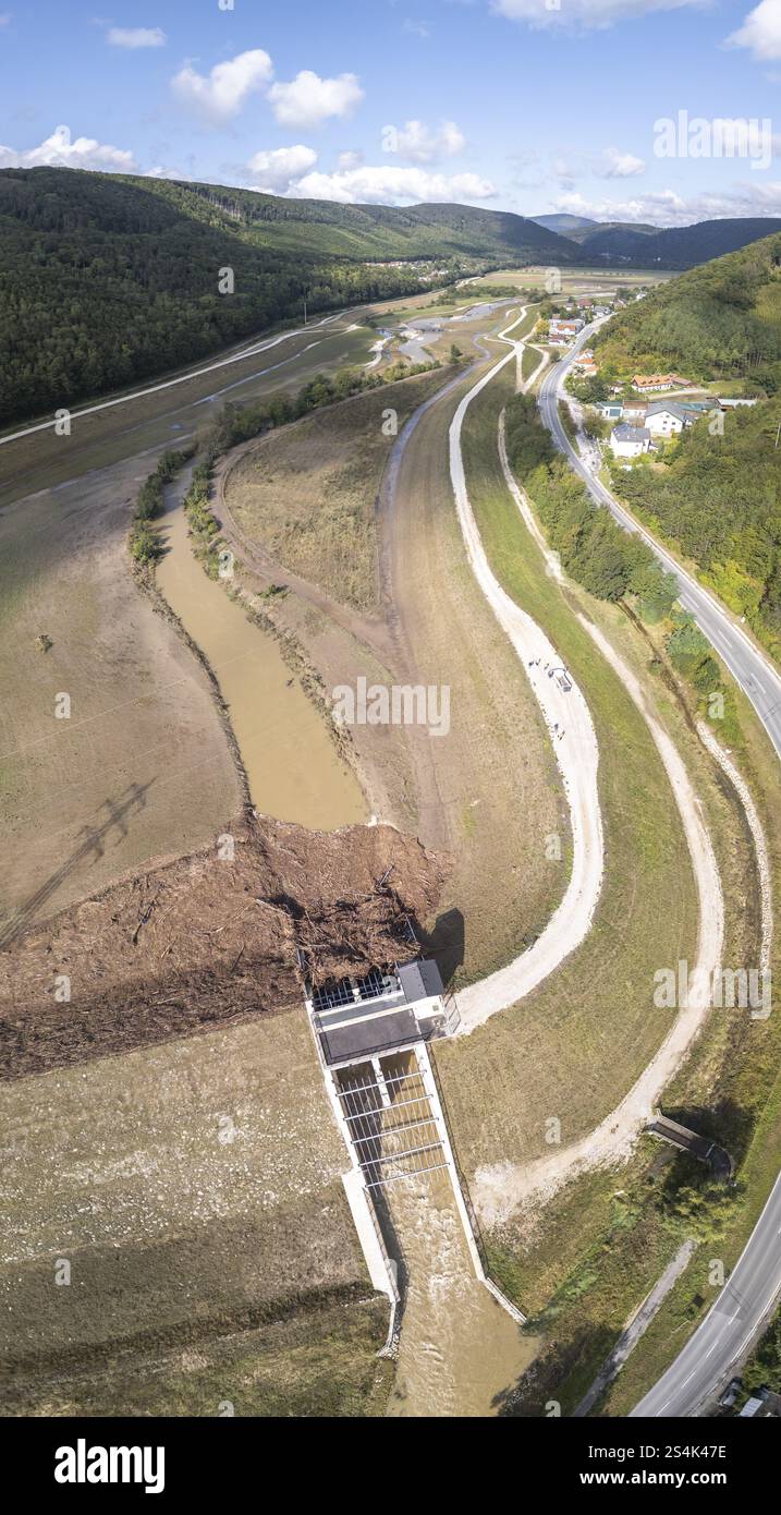 Blocchi causati dal legno alla difesa dalle inondazioni di Fahrafeld dopo una grave tempesta, Pottenstein, bassa Austria, Austria, Europa Foto Stock