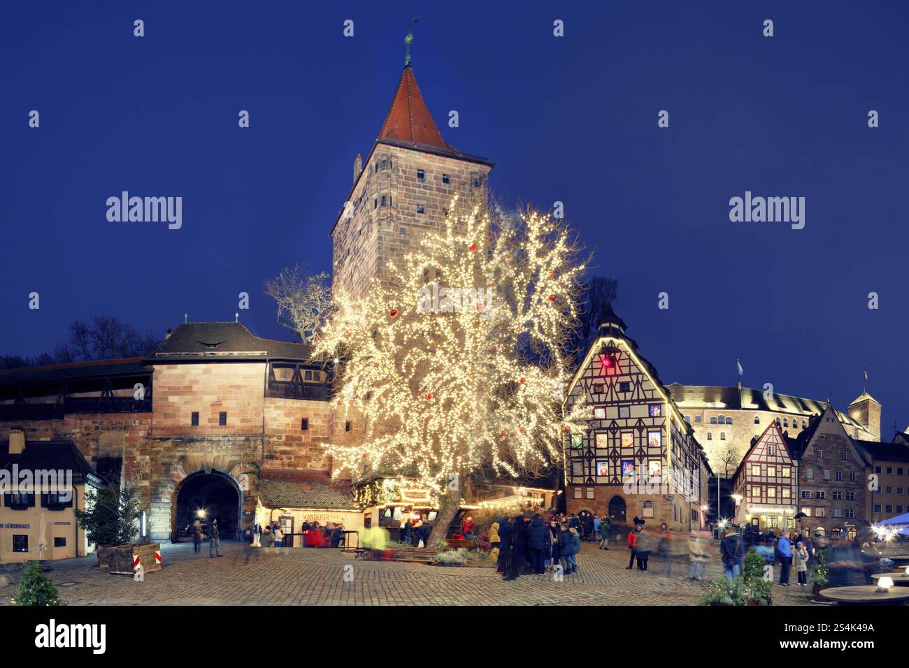 Da sinistra: Mura della città, Tiergaertnertor, Tiergaertnerturm, Pilatushaus storico con calendario dell'Avvento degli amici della città Vecchia, più bello Foto Stock