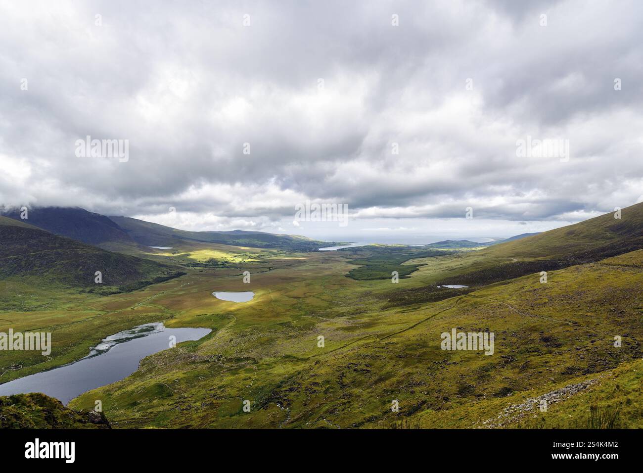 Vista da Connor Pass, anche Conor Pass, a Brandon Bay, costa, penisola di Dingle, contea di Kerry, Wild Atlantic Way, Irlanda, Europa Foto Stock