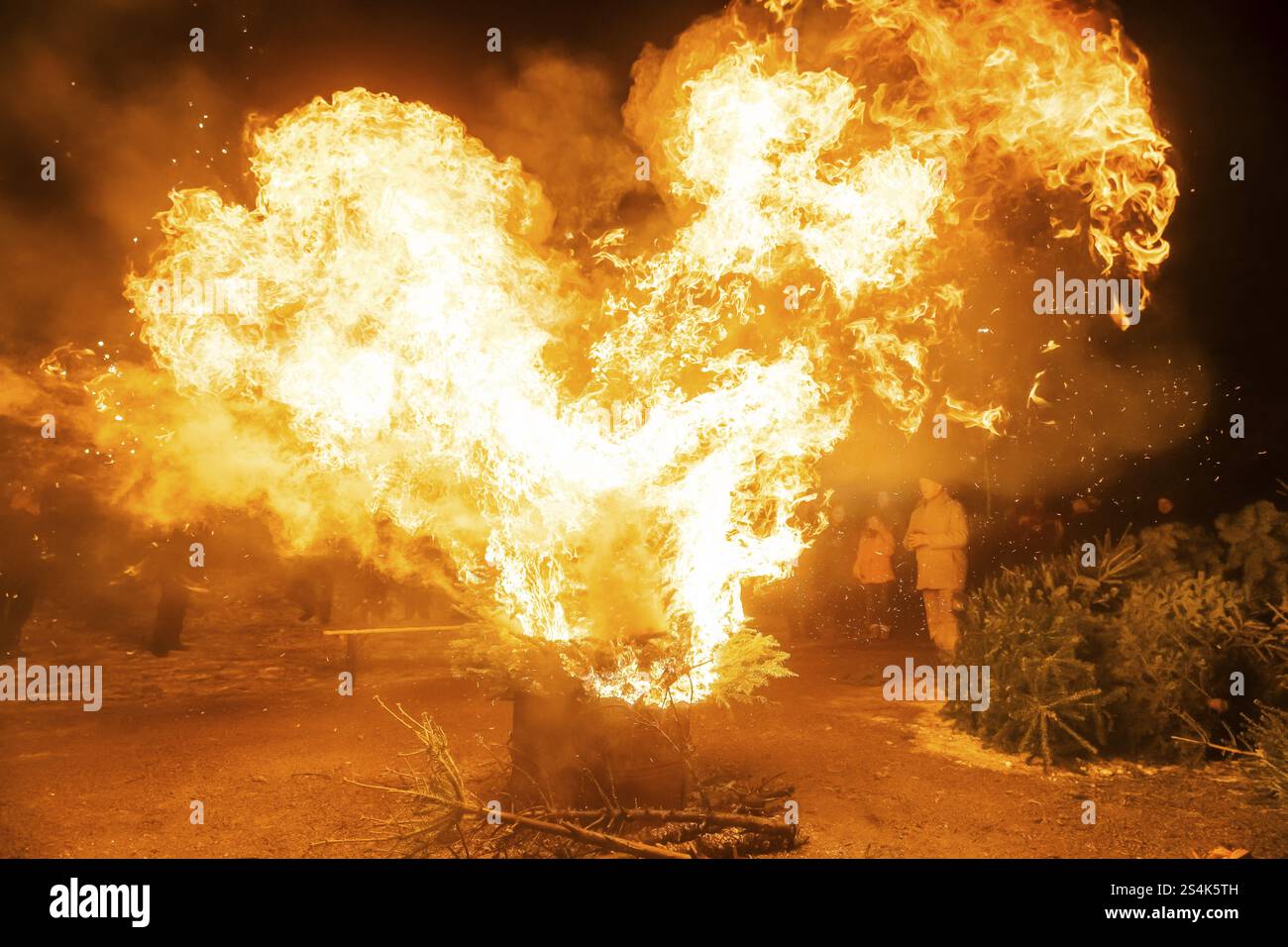 L'albero di Natale brucia nella zona fieristica di Kleinnauendorf. L'associazione di storia locale G-Haus invitò le persone a uno spettacolo ardente per separarsi dal loro Foto Stock
