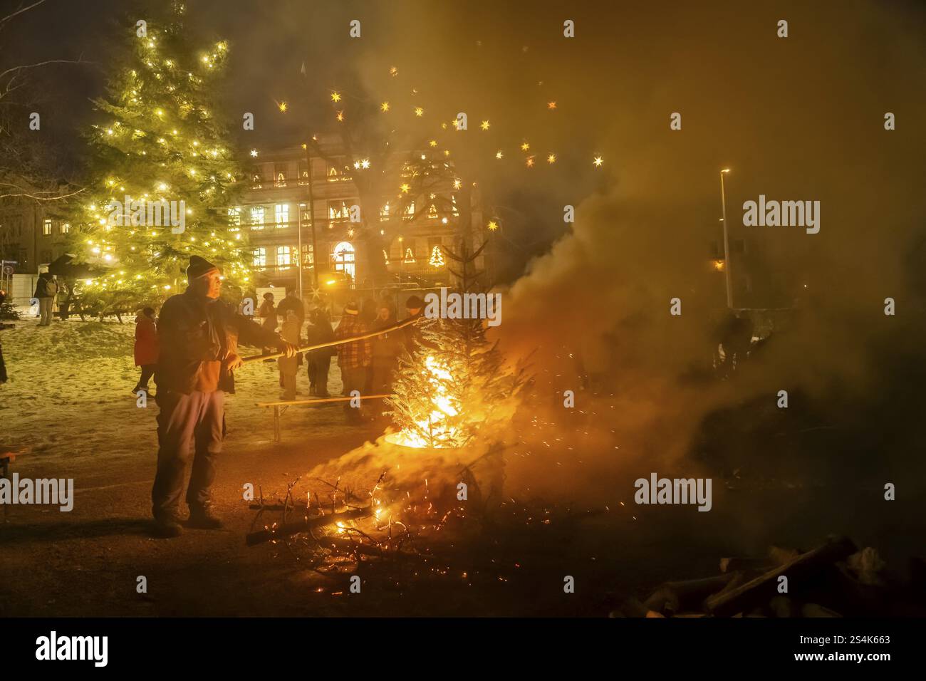 L'albero di Natale brucia nella zona fieristica di Kleinnauendorf. L'associazione di storia locale G-Haus invitò le persone a uno spettacolo ardente per separarsi dal loro Foto Stock
