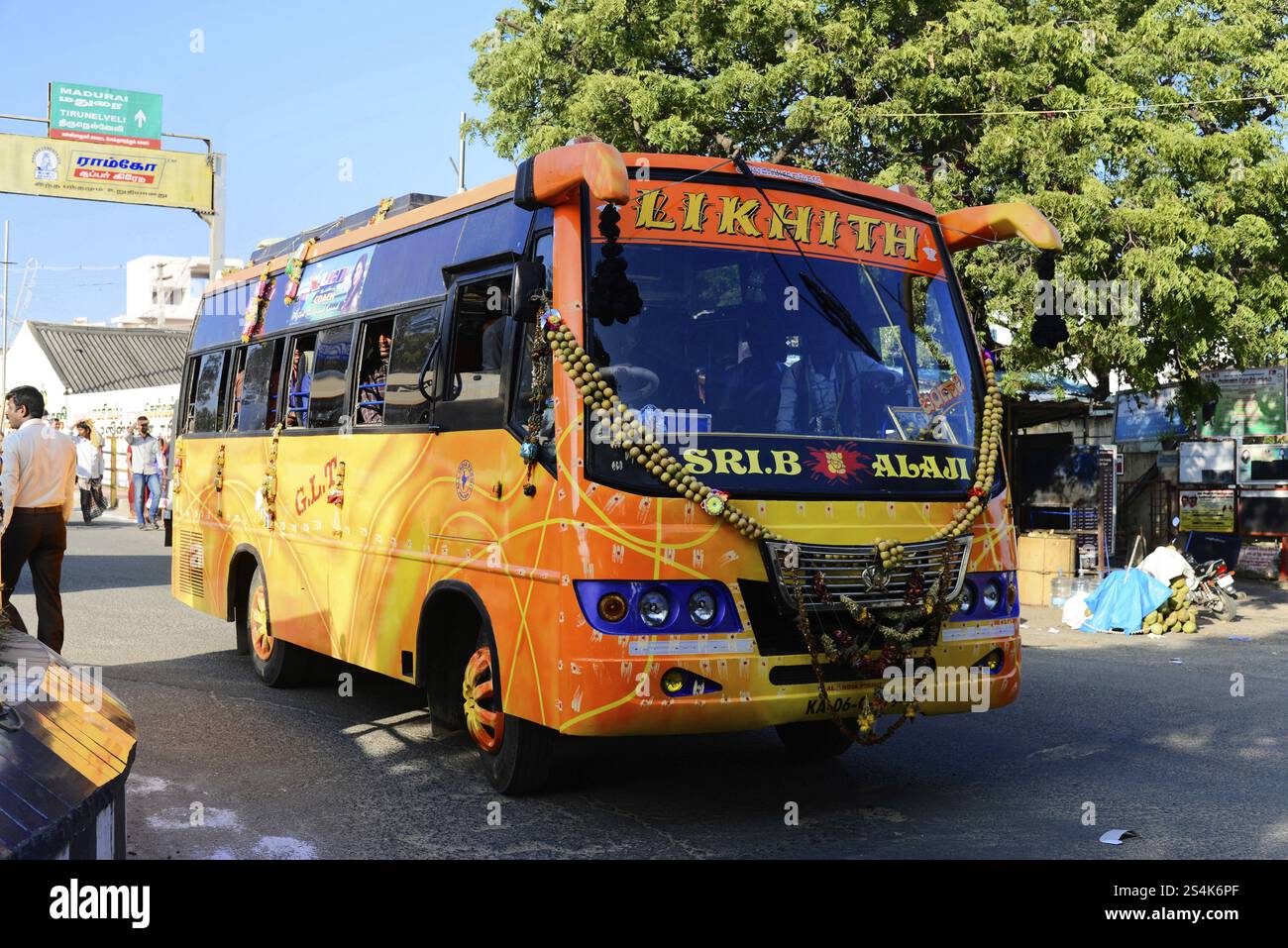 Kovalam Beach, Malabar Coast, Malabar, Kerala, India meridionale, India, Asia, autobus colorato con decorazioni in una strada indiana, Kovalam, Asia Foto Stock