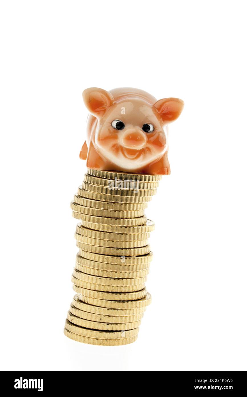 Pila di monete in euro con salvadanaio Foto Stock
