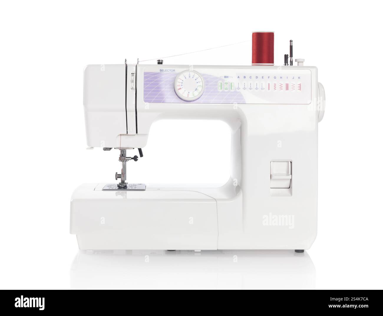 Macchina per cucire isolati su sfondo bianco Foto Stock