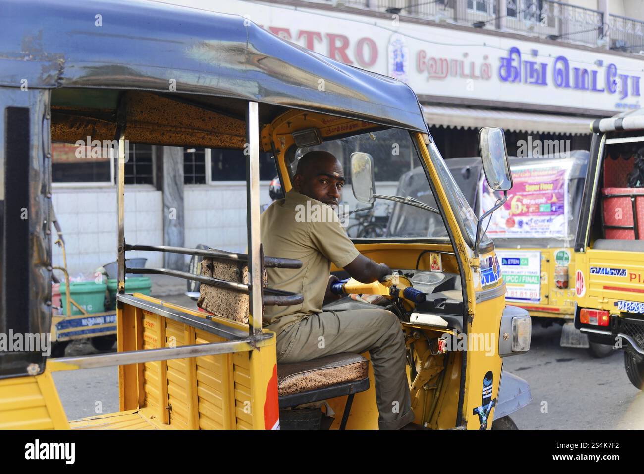 Kanyakumari o Kanniyakumari, il villaggio più meridionale dell'India, Capo Comorin, Tamil Nadu, India meridionale, Un autista siede in un risciò a motore su una strada, costruire Foto Stock